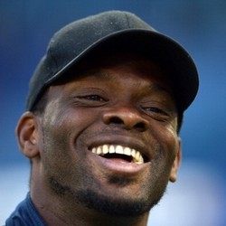 Louis Saha Gantung Sepatu