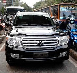 Polisi Masih Cari Sopir Land Cruiser yang Pukul Petugas Busway