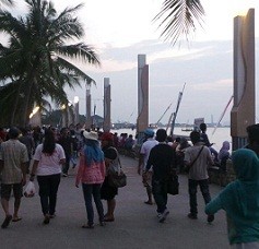 Jelang Malam, Pengunjung Masih Penuhi Pantai Ancol