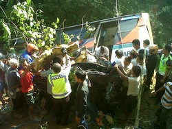 Kecelakaan Maut Antara Bus, Sedan dan 3 Motor di Banyumas, 6 tewas