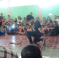 Menegangkan! Atraksi Ular di Ragunan