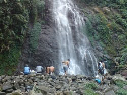 Asyiknya Lebaran Sambil Basah-basahan di Curug Cijalu, Subang
