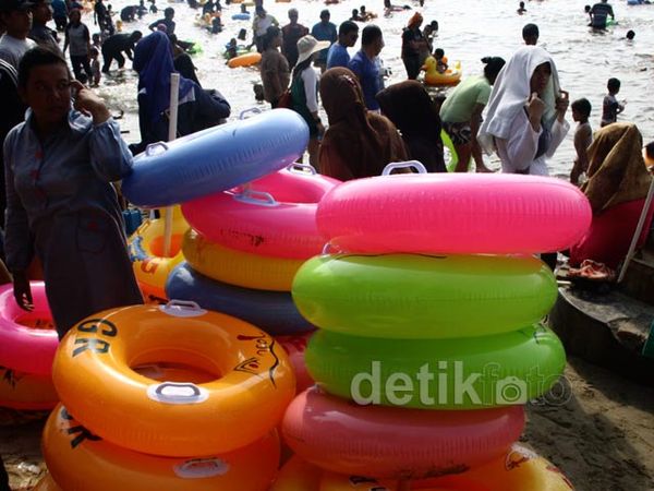Pengunjung Menyemut di Pantai Ancol