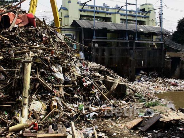 Sampah Menggunung di Pintu Air Manggarai