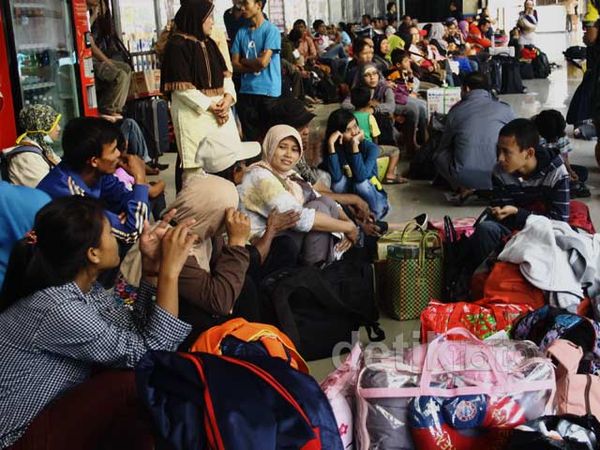 Stasiun Senen Masih Dipenuhi Pemudik