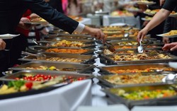 Hindari Hal Ini Jika Ingin Sukses Jadi Nyonya Rumah Halal Bihalal! 