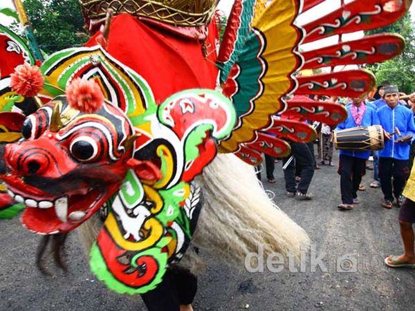 Barong Kemiren Diarak Keliling Desa