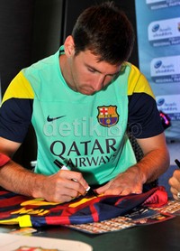 Messi tampak santai melayani permintaan tanda tangan itu dan tak pelak itu membuat hadirin bergembira. Bahkan ada satu fans yang menangis usai mendapat tanda tangan Messi.