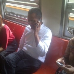 Libur Lebaran, Dahlan Iskan Keliling Jakarta-Bogor Naik KRL