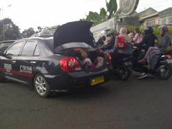 Bahaya! 3 Bocah Duduk di Bagasi Taksi yang Melaju di Bogor