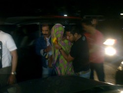 Tiba di Polrestabes Bandung, Pelaku Kasus Sisca Diborgol & Ditutup Sarung