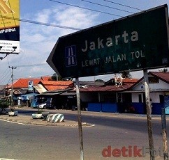 Arus Balik Simpang Jomin-Gerbang Tol Cikampek Padat Merayap