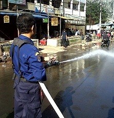 Petugas Damkar Bersihkan Debu Pembongkaran Lapak Tanah Abang