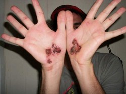 Ini Akibatnya Jika Hanya Pakai T-Shirt Saat Naik Motor