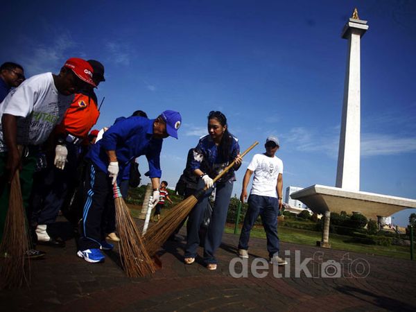 Petinggi Demokrat Bersih-bersih Monas