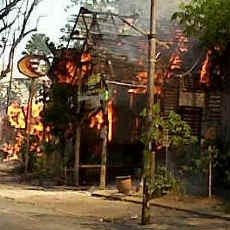 Ocean Garden Terbakar Diduga Dilempari Petasan Oknum Konvoi Aremania