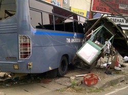 Seruduk Gerobak Pedagang dan Innova, Diduga Sopir Bus TNI Mengantuk