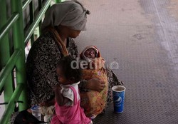 Kalau Bayinya Lucu dan Cakep, Pengemis Raup Duit Lebih Banyak 