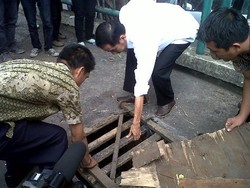 Tinjau Blok G Pasar Tanah Abang, Jokowi Cek Gorong-Gorong