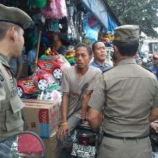 Satpol PP Tertibkan Pedagang Mainan di Pasar Gembrong Jatinegara