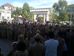 Terlambat Apel, Puluhan PNS Pemkot Semarang Menunggu di Luar Gerbang