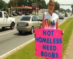 Wanita Ini Minta Sumbangan di Pinggir Jalan untuk Perbesar Payudara