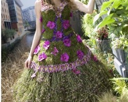 Cantiknya Gaun Pesta yang Terbuat dari Tanaman Bunga