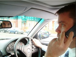 Peneliti: Menelepon Saat Nyetir Tidak Berbahaya