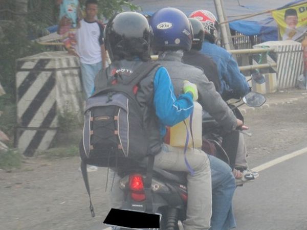 Pemotor Bawa Bensin Cadangan