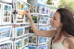 Ternyata, Masih Banyak Traveler Kirim Kartu Pos Saat Liburan