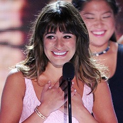 Tampil Perdana di Tribute Cory Monteith, Lea Michele Menangis