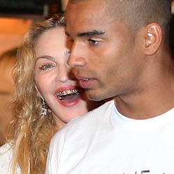 Gigi Emas Bertabur Berlian Ala Madonna