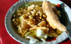 Jl. Lawanggada, Cirebon: Ada Mie Koclok Sampai Bubur Sop yang Hangat Sedap