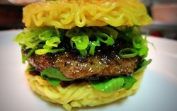 Burger Ramen Buatan Food Blogger Ini Laris Manis!