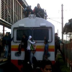 Dahlan: Dahulu Kita Negara Primitif, Penumpang Naik di Atas Gerbong KRL