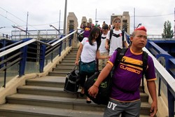     Ujang Yakub (depan) adalah kiper timnas Indonesia di Homeless World Cup 2013. Tampak ia berada di depan timnas Hong Kong sebelum setiap tim melakukan parade menuju Danau Malta, Poznan, Sabtu (10/8) lalu. (dok. Rumah Cemara)