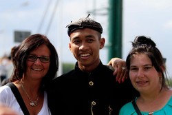 Berpakaian adat Jawa Timur, Dimas Saputra Ramadhan, melayani permintaan dari masyarakat untuk berfoto bareng dalam parade tim-tim peserta Homeless World Cup 2013 menuju Danau Malta, Poznan, Polandia, Sabtu (10/8) lalu. (dok. Rumah Cemara)