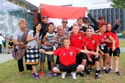     Para pemain dan manajer tim Indonesia untuk Homeless World Cup melayani permintaan foto bersama dari tim Wales di Galeria Malta, Poznan, Polandia, Sabtu (10/8). (dok. Rumah Cemara)