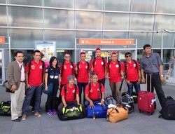 Rombongan berpose di bandara Warsawa setibanya di Polandia pada pada Kamis (8/8) lalu. Tim terdiri dari pemain, ofisial dan pihak Kemenpora. (dok. @rumahcemara )