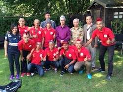 Sebelum berkompetisi, tim Indonesia dijamu dan merayakan Hari Lebaran di wisma Kedutaan RI untuk Polandia. Dubes Darmansjah Djumala (baju ungu) berfoto bersama tim. (dok. Rumah Cemara)