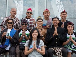     Inilah kostum khas timnas Indonesia hari pembukaan Homeless World Cup 2013, Sabtu (10/8). Sebagai pengidap ODHA, (eks) pecandu narkoba maupun kaum miskin kota, mereka mungkin masih dianggap orang pinggiran di lingkungannya. Namun mereka kini sedang membawa misi negara di sebuah ajang internasional. (homelessworldcup.org)