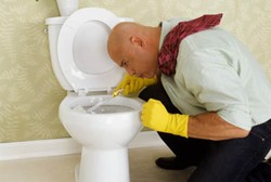 Pria Ini Hampir Tewas karena Ciptakan Gas Racun saat Bersihkan Toilet