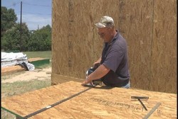 Meski Buta, Pria Ini Sanggup Membangun Rumahnya Sendiri