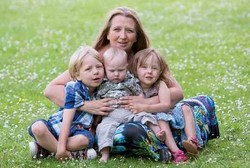 Percaya ASI Makanan Terbaik, Samantha Susui Tiga Anaknya di Waktu Bersamaan