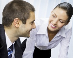 4 Cara Menarik Perhatian Teman Sekantor