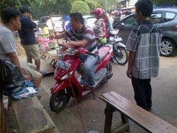  Pasca Ditertibkan, PKL Pasar Gembrong Jualan di Trotoar 
