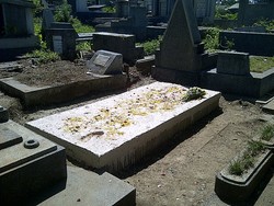 Sisca Yofie Dimakamkan di Dekat Pusara Ibunya