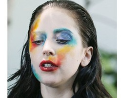 Foto: Lady Gaga Jalan-jalan dengan Wajah Penuh Cat