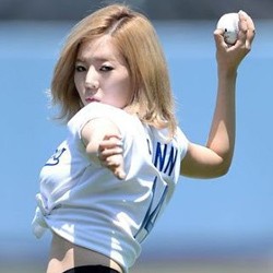 First Pitch Sunny SNSD di Lapangan Bisbol Dapat Pujian