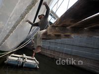Masih Libur, Para ABK Mengecat Lambung Kapal
